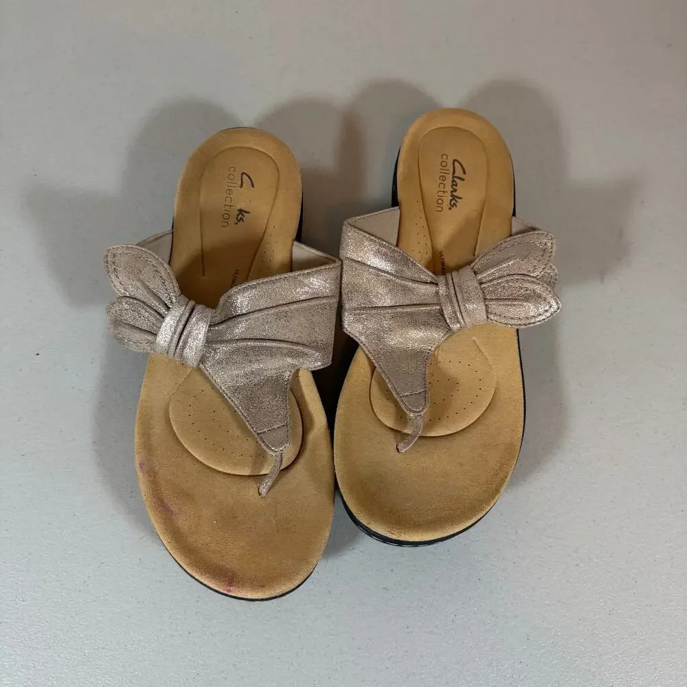 Clarks Laurieann Rae Metallic Thong Sandal Womens 9 Beige Leather Bow Detail